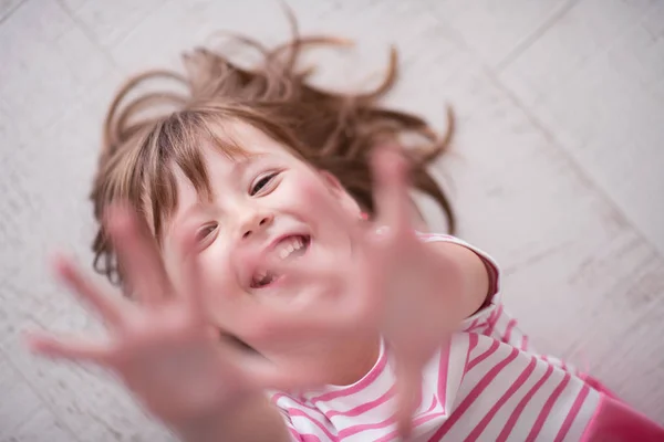 Retrato Criança Sorridente Feliz Casa Enquanto Joga — Fotografia de Stock