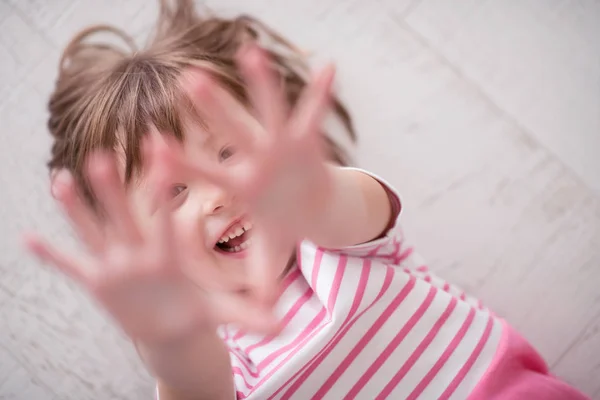Portret Szczęśliwy Uśmiechający Się Dziecka Domu Podczas Gry — Zdjęcie stockowe