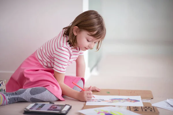 Kind Playign Thuis Terwijl Tekenen Van Kleurrijke Kunst Zoek Naar — Stockfoto