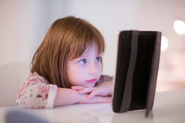 Criança Brincando Com Tablet Digital Casa — Fotografia de Stock