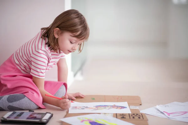 Kind Playign Thuis Terwijl Tekenen Van Kleurrijke Kunst Zoek Naar — Stockfoto