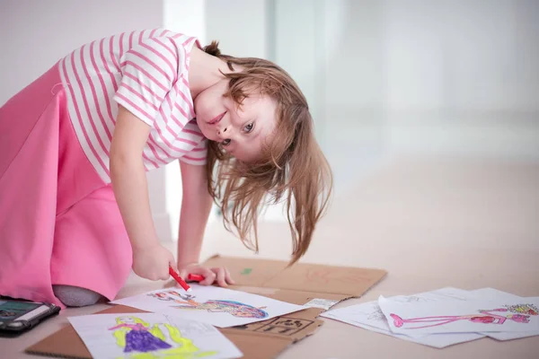 Niño Juega Casa Mientras Dibuja Arte Colorido Busca Tableta Digital — Foto de Stock