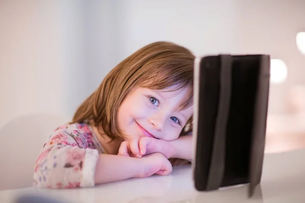 Criança Brincando Com Tablet Digital Casa — Fotografia de Stock