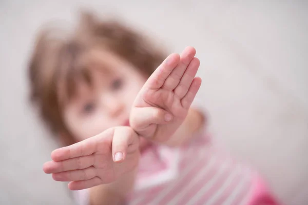 Oynarken Mutlu Gülümseyen Çocuk Evde Portresi — Stok fotoğraf