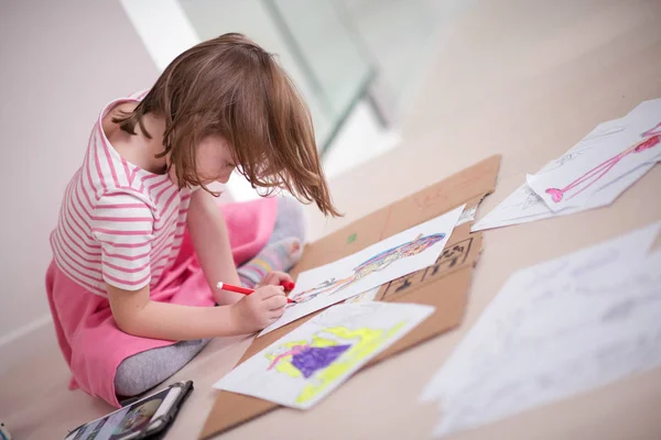 Criança Brinca Casa Enquanto Desenha Arte Colorida Procura Tablet Digital — Fotografia de Stock