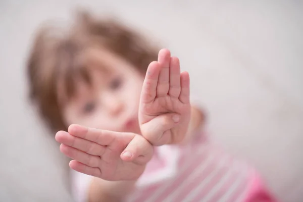 Portret Van Gelukkig Lachend Kind Thuis Tijdens Het Spelen — Stockfoto