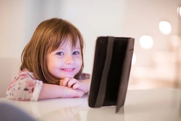 Criança Brincando Com Tablet Digital Casa — Fotografia de Stock