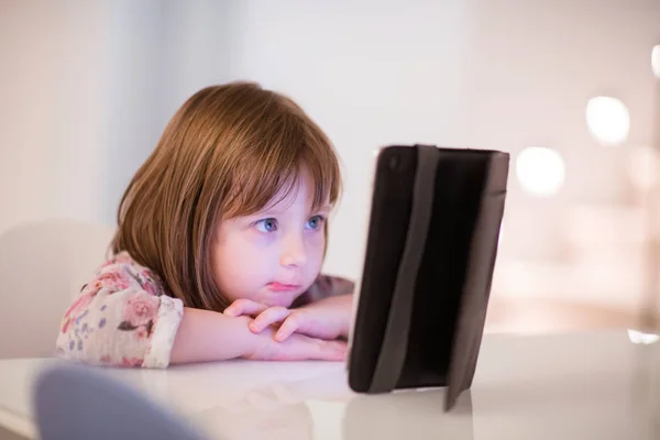 Kind Spielt Hause Mit Digitalem Tablet — Stockfoto