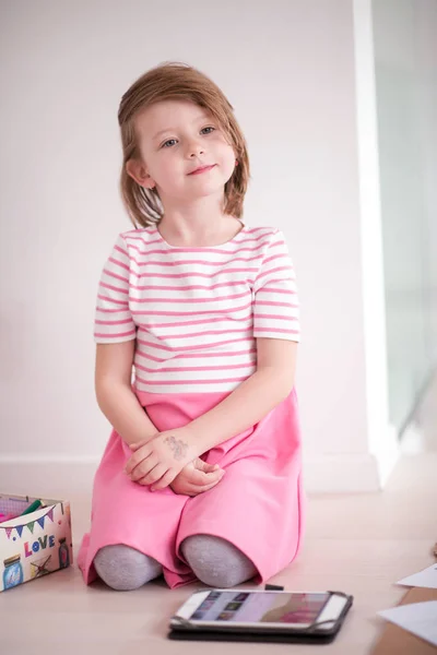 Boldog Mosolygó Gyermek Otthon Játék Közben Portréja — Stock Fotó