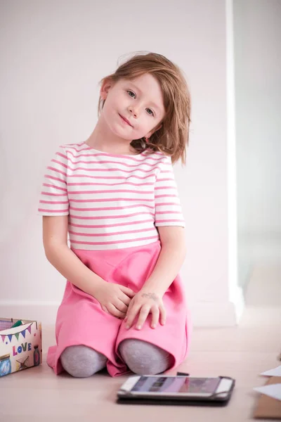 Ritratto Bambino Felice Sorridente Casa Mentre Gioca — Foto Stock