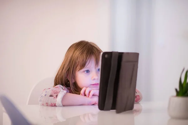 Criança Brincando Com Tablet Digital Casa — Fotografia de Stock