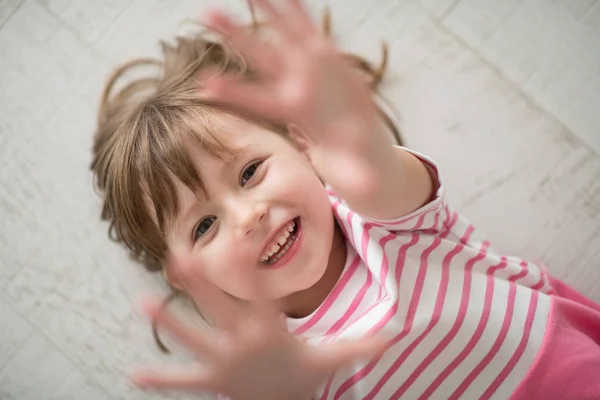 Retrato Criança Sorridente Feliz Casa Enquanto Joga — Fotografia de Stock