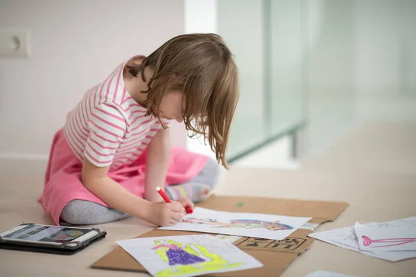 Kind Spielt Hause Beim Zeichnen Bunte Kunst Und Sucht Digitales — Stockfoto