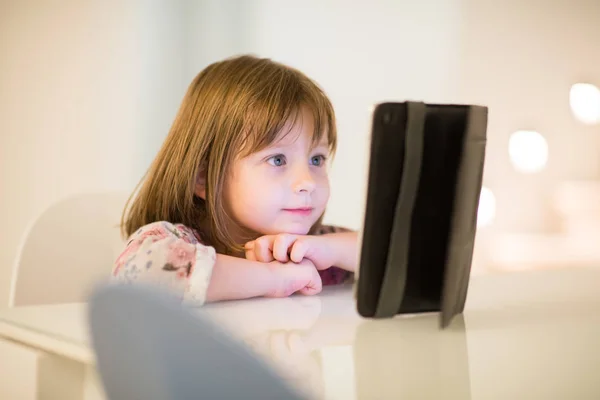 Criança Brincando Com Tablet Digital Casa — Fotografia de Stock