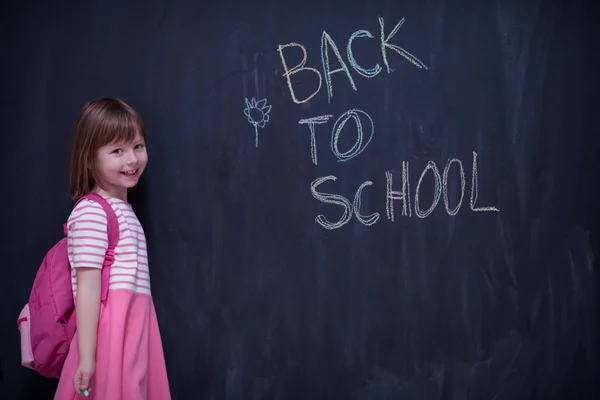 Niño Escolar Feliz Con Mochila Escribiendo Nuevo Escuela Pizarra Negra —  Fotos de Stock