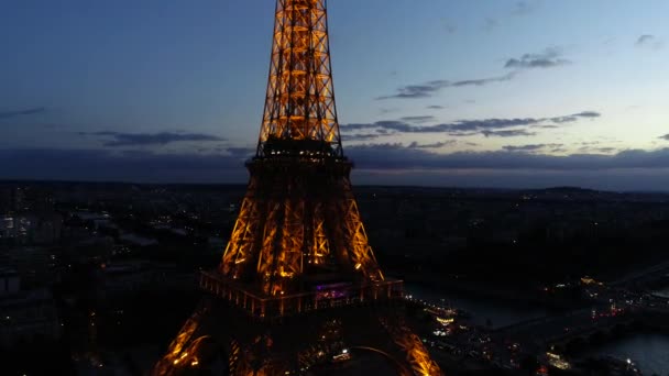 背景の夜と青い空に都市に近付い夏のエッフェル塔のパリ フランス 2018 航空写真ビュー — ストック動画