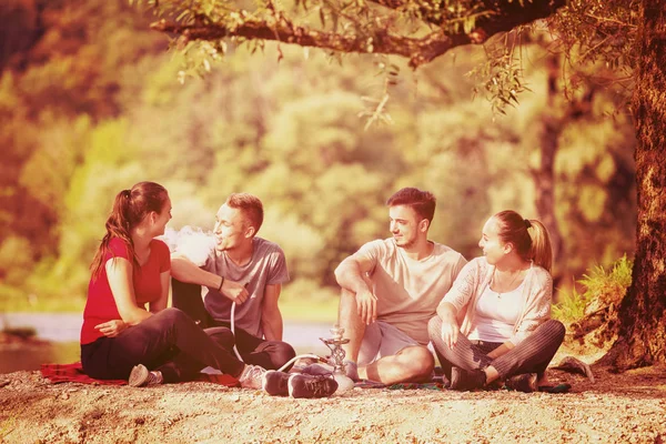 Grupo Jóvenes Amigos Disfrutando Hermoso Día Soleado Mientras Fuma Narguile — Foto de Stock