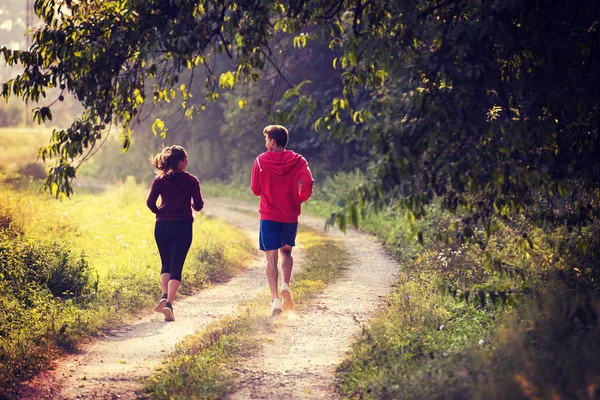 Unga Par Njuter Hälsosam Livsstil Medan Jogging Längs Landsväg Motion — Stockfoto