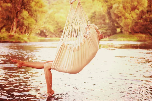 Mujer Rubia Joven Descansando Hamaca Mientras Disfruta Naturaleza Orilla Del —  Fotos de Stock