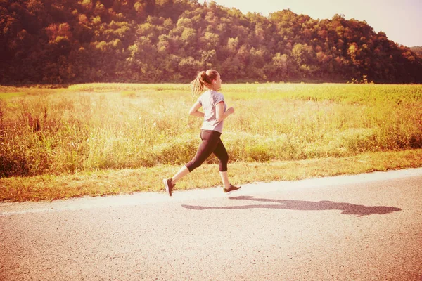 Jovem Mulher Desfrutando Estilo Vida Saudável Enquanto Corre Longo Uma — Fotografia de Stock