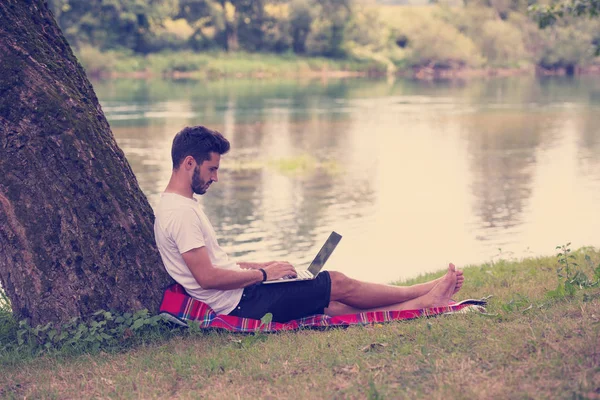 Jovem Freelancer Usando Computador Portátil Enquanto Trabalhava Bela Natureza Sob — Fotografia de Stock