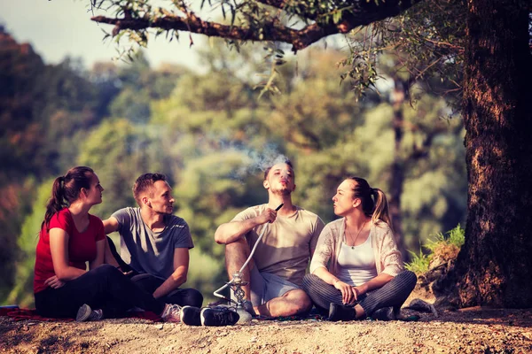 Группа Молодых Друзей Наслаждающихся Прекрасным Солнечным Днем Время Курения Кальян — стоковое фото