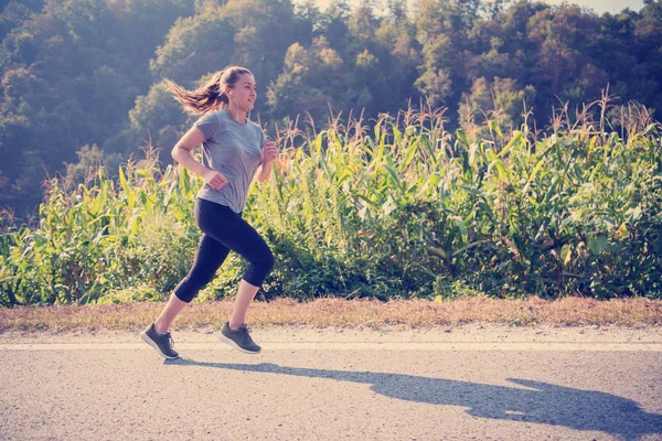 Fiatal Élvezi Egészséges Életmód Miközben Jogging Country Road Testmozgás Fitness — Stock Fotó