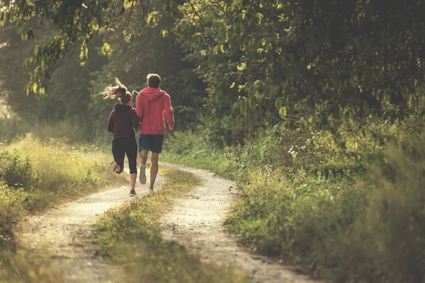 Giovane Coppia Godendo Uno Stile Vita Sano Mentre Jogging Lungo — Foto Stock