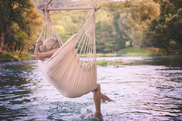 Unga Blonda Kvinnan Vilar Hängmattan Medan Njuter Naturen Älvstranden — Stockfoto