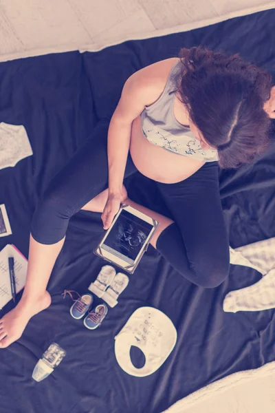 Une Femme Enceinte Maison Sur Liste Contrôle Plancher Des Vêtements — Photo