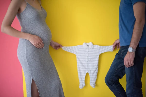 Mooie Zwangere Vrouw Haar Echtgenoot Verwachten Baby Baby Bodysuits Houden — Stockfoto