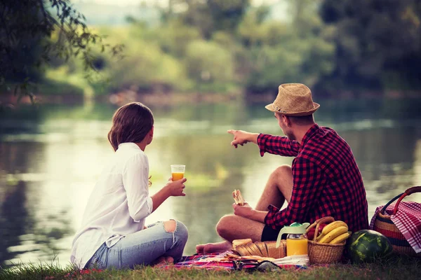 Pár Élvezi Piknik Idő Ital Élelmiszer Gyönyörű Természeti Környezetben Folyó — Stock Fotó