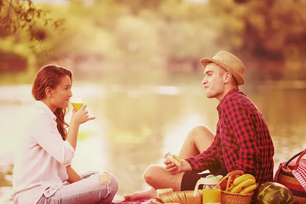 Pár Lásce Piknik Čas Pití Jídlo Krásné Přírodě Břehu Řeky — Stock fotografie