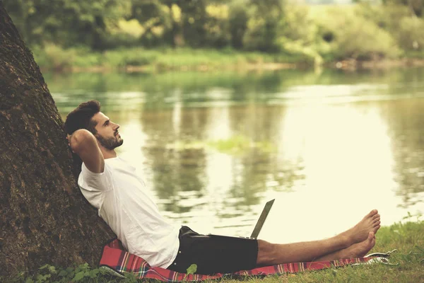 Young Freelancer Using Laptop Computer While Working Beautiful Nature Tree — Stock Photo, Image