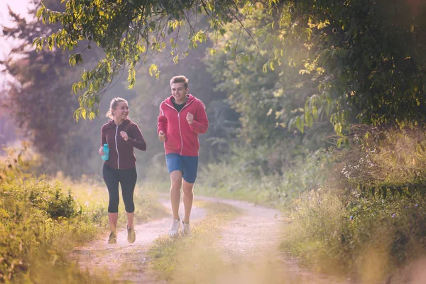 Junges Paar Genießt Einen Gesunden Lebensstil Beim Joggen Entlang Einer — Stockfoto