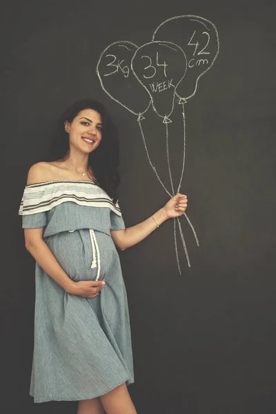 Ritratto Donna Incinta Felice Con Mani Sulla Pancia Davanti Alla — Foto Stock