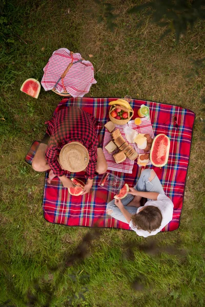 Pareja Amor Disfrutando Picnic Bebida Comida Hermosa Naturaleza Orilla Del —  Fotos de Stock