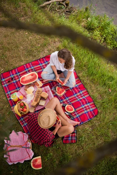 Casal Apaixonado Curtindo Piquenique Tempo Bebida Comida Bela Natureza Margem — Fotografia de Stock