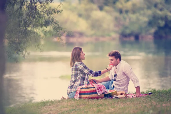 Pareja Amor Disfrutando Picnic Bebida Comida Hermosa Naturaleza Orilla Del — Foto de Stock