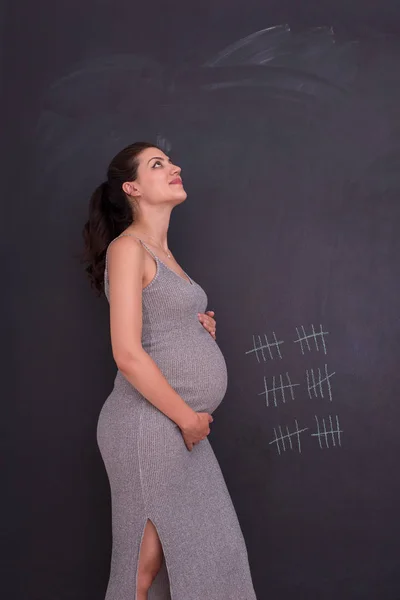 Retrato Mulher Grávida Feliz Com Mãos Barriga Frente Quadro Preto — Fotografia de Stock