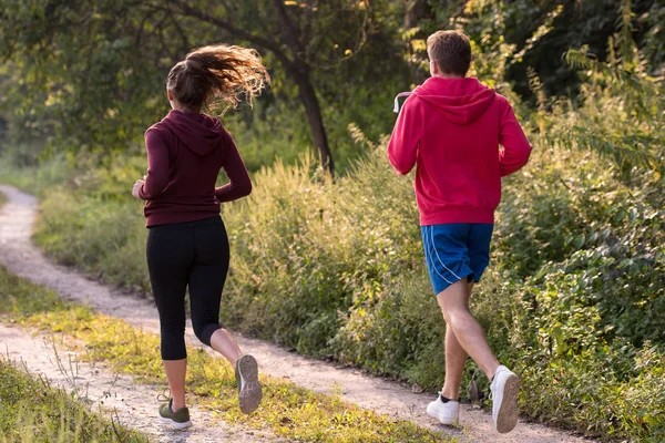 Jovem Casal Desfrutando Estilo Vida Saudável Enquanto Corre Longo Uma — Fotografia de Stock