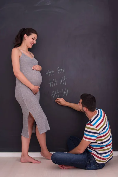 Joven Pareja Embarazada Cuenta Semana Embarazo Escribirlos Con Tiza Pizarra —  Fotos de Stock