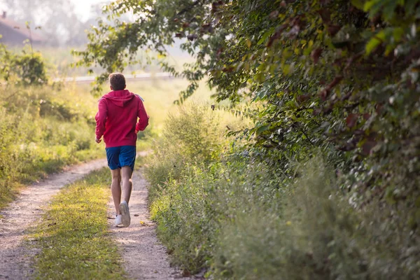 Giovane Uomo Godendo Uno Stile Vita Sano Mentre Jogging Lungo — Foto Stock