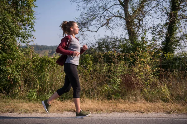 Mladá Žena Při Běhání Zemi Silnice Cvičení Fitness Koncept Těší — Stock fotografie
