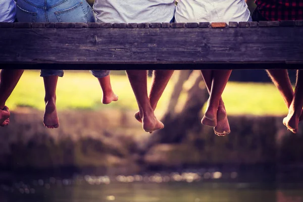 Grupp Människor Som Sitter Träbro Över Floden Med Fokus Hängande — Stockfoto