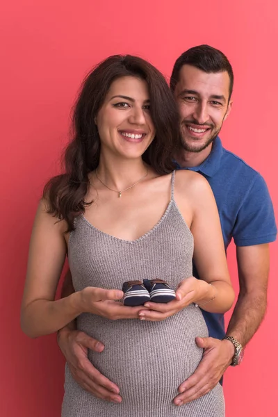 Joven Embarazada Pareja Holding Recién Nacido Bebé Shoes — Foto de Stock