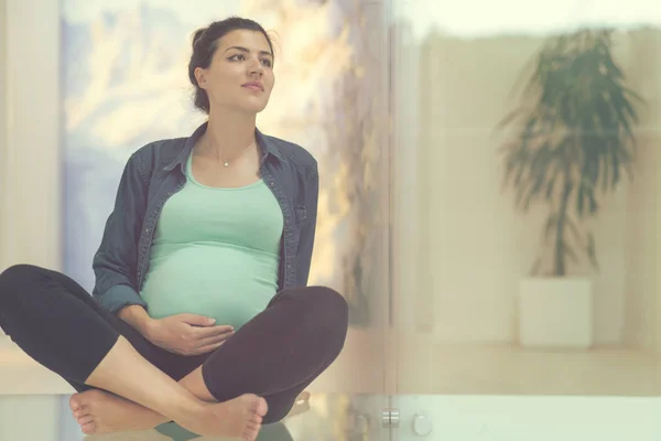 Happy Těhotná Žena Užívat Těhotenství Relaxační Doma Sedět Podlaze — Stock fotografie