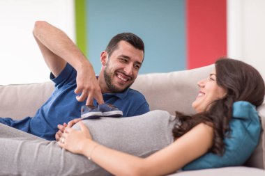 mutlu hamile çift evde kanepe kanepede rahatlatıcı