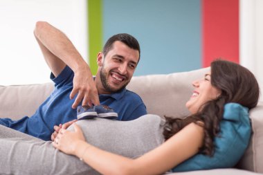 mutlu hamile çift evde kanepe kanepede rahatlatıcı