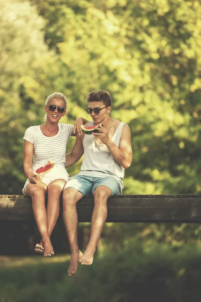 Verliebte Paare Genießen Wassermelone Während Sie Auf Der Holzbrücke Über — Stockfoto